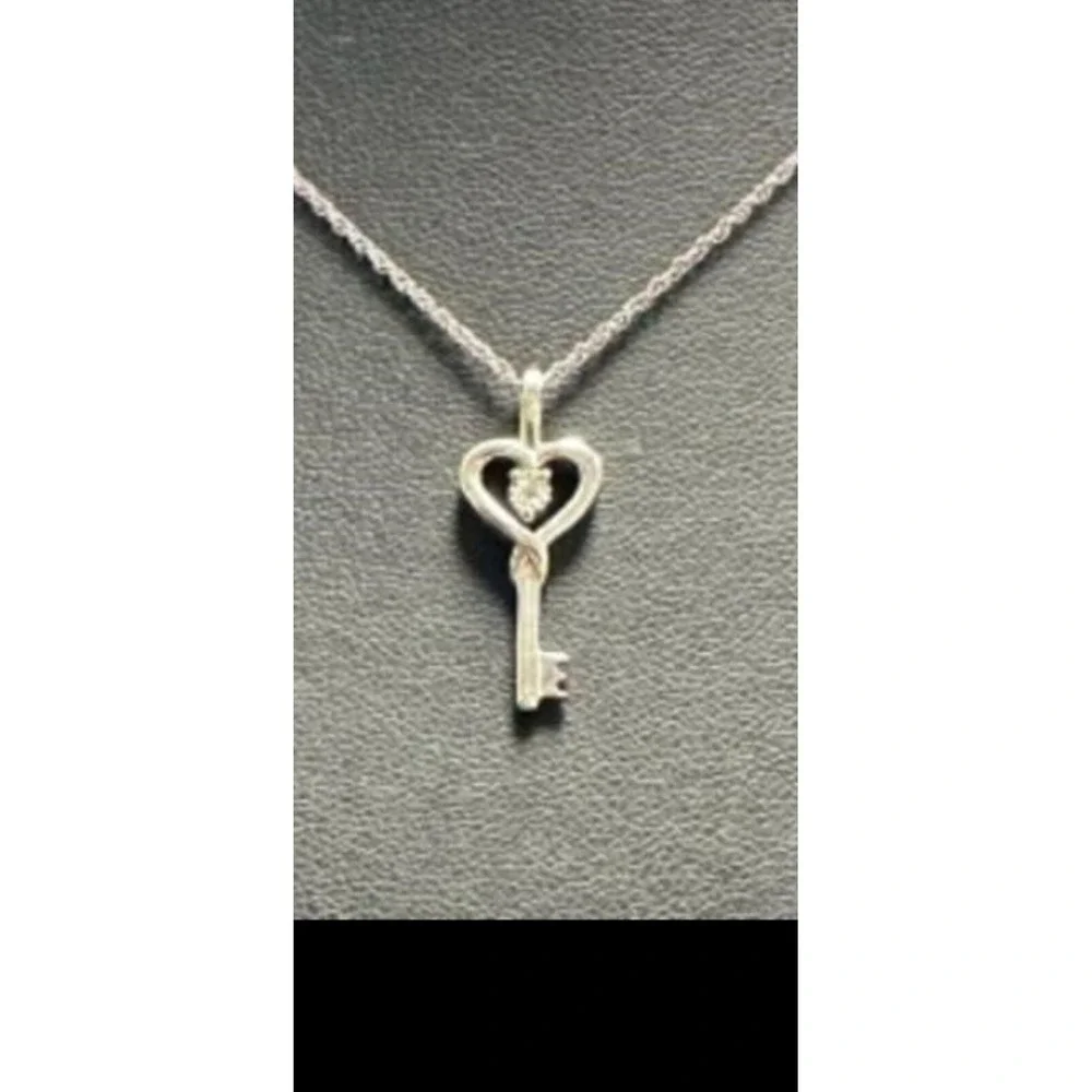 NEW KEY PENDENT WITH NATURAL DIAMOND.‎ 1